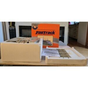 Lionel FasTrack 6-12062 O Gauge Grade Crossing with Gates and Flashers Open Box